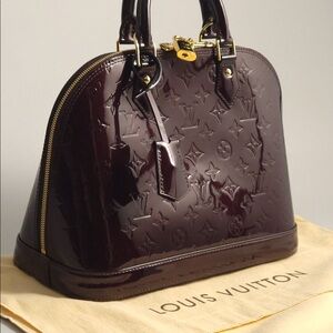 LOUIS VUITTON 
Vernis Alma PM Amarante